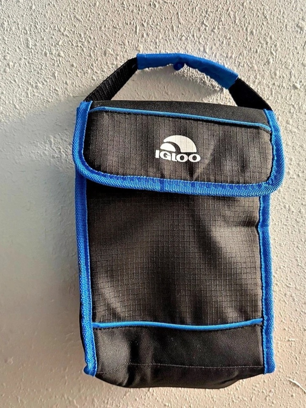 Igloo Insulated Cooler Bag in Black & Blue